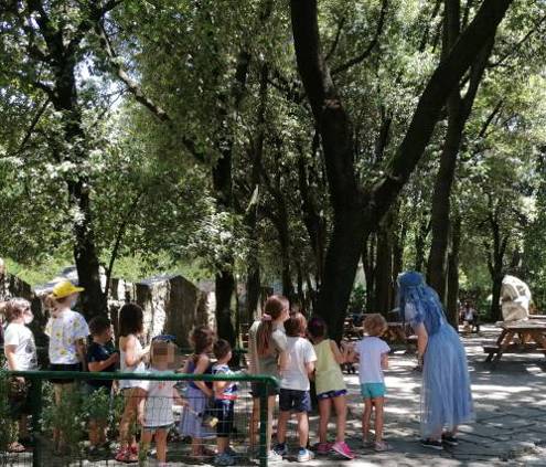 Fata turchina con i bambini durante la Caccia agli Zecchini d'oro al Parco di Pinocchio